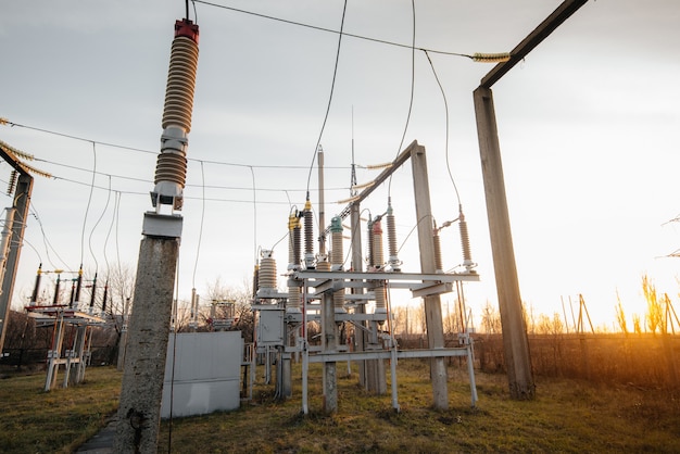 Foto equipo de subestación eléctrica. transformadores, seccionadores. ingeniería de la energía