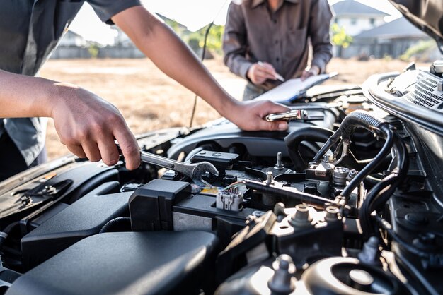 Equipo de técnicos trabajando de mecánico de automóviles en el mantenimiento y servicio de reparación de automóviles