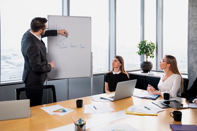 Equipo de tiro medio en reunión de negocios.