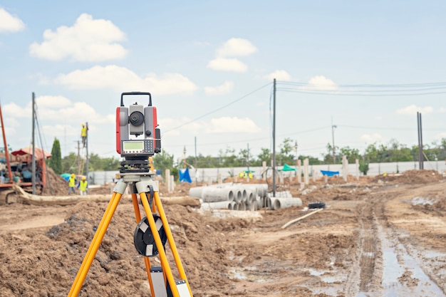 Equipo de topógrafo Sistema GPS o teodolito en exteriores en obra.