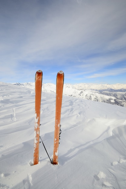 Foto equipo de tour de esquí en la nieve, invierno en los alpes