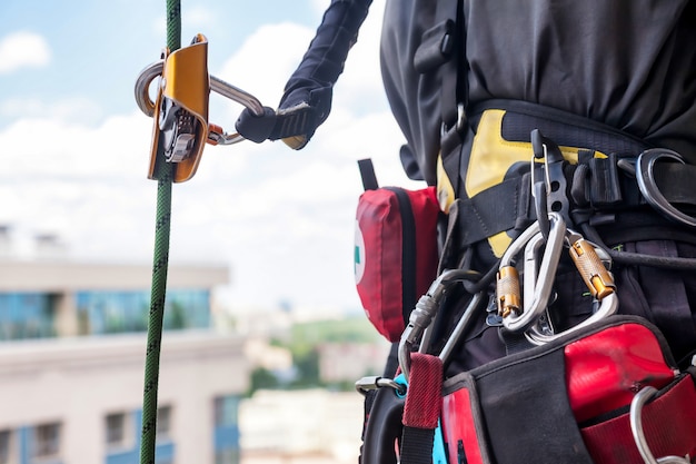 Equipo de trabajador de montañismo industrial en el techo del edificio durante la industria