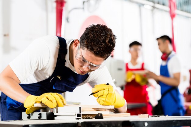 Equipo de trabajadores de la industria en fábrica.