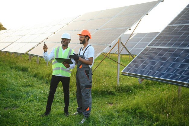 Un equipo de trabajadores multirraciales en un campo de paneles solares