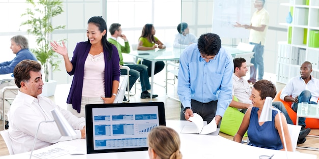 Equipo trabajando juntos en una oficina