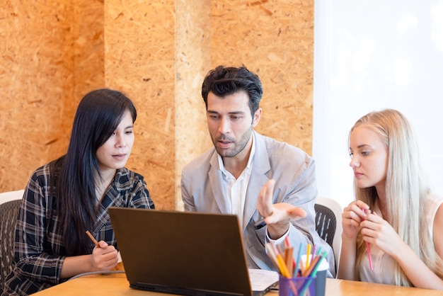 Equipo de trabajo actual de negocios. Compañeros de trabajo hablando de plan o nuevo proyecto. tener usando una computadora portátil durante una reunión y regalos.