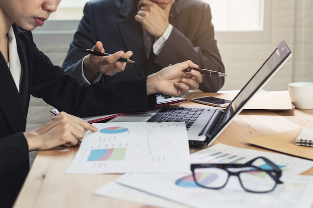 Equipo de trabajo del equipo de intercambio de ideas y reuniones para discutir y analizar