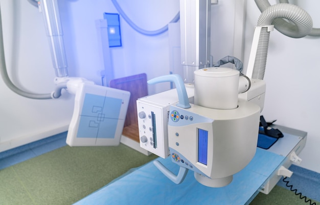 Equipo de trabajo médico contemporáneo. Máquina médica en una sala de hospital amplia y luminosa.