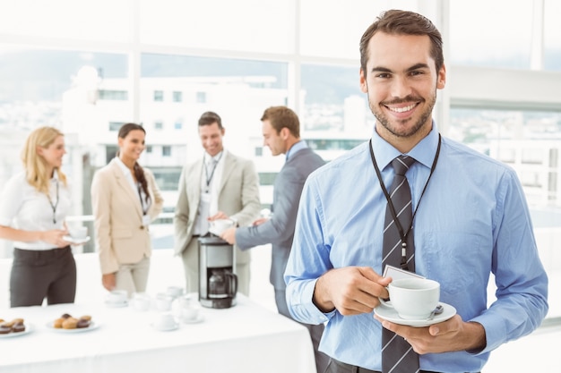 Equipo de trabajo durante el tiempo de descanso en la oficina