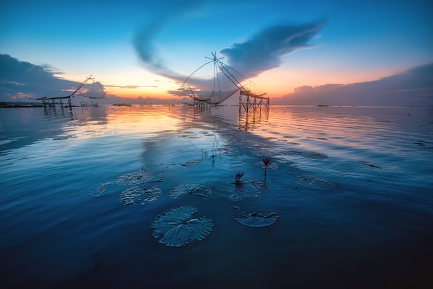 Equipo tradicional de rejilla cuadrada al amanecer en el canal de Pakpra, Phatthalung, Tailandia