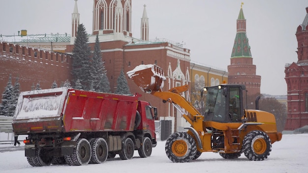 Foto el equipo de transporte limpia la plaza roja en moscú de la nieve la plaza roja en moscú nieve