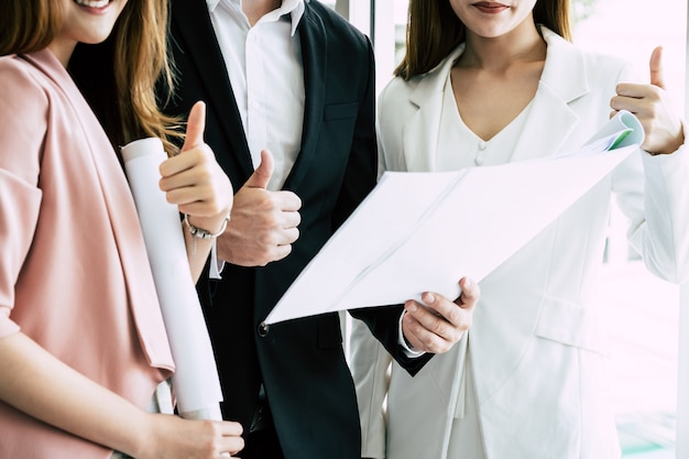 Equipo de tres amigos de confianza empresarial con el pulgar hacia arriba