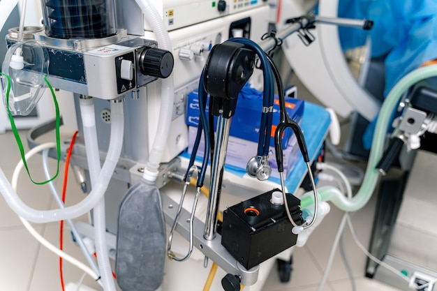 Equipo de ventilación mecánica. Ventilación de los pulmones con oxígeno. Equipo para operación. Estetoscopio colgando de la máquina de ventilación de los pulmones. Enfoque selectivo.