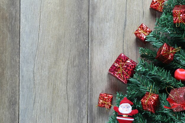 Equipo verde de la decoración del pino y de la Navidad en piso de madera.