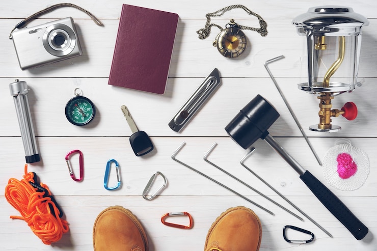 Foto equipo de viaje para el pasaporte de vacaciones, botas, linterna, cámara y etc.