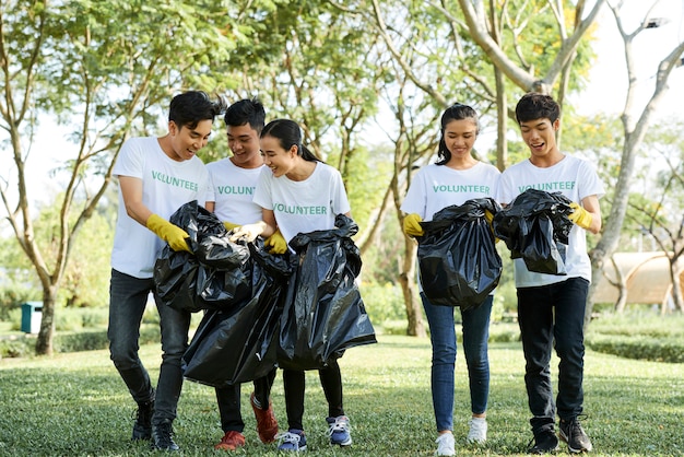 Equipo de voluntarios recogiendo basura