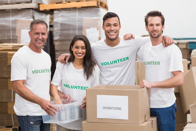 Equipo de voluntarios sonriendo a la cámara