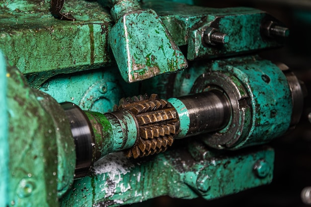 Equipos antiguos máquinas herramientas de estilo rústico en una fábrica mecánica abandonada