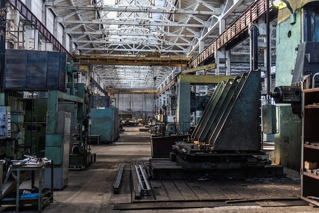 Equipos antiguos máquinas herramientas en una fábrica mecánica abandonada