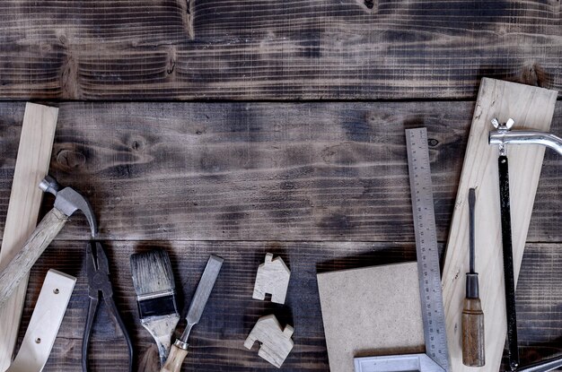 Equipos de carpintería vintage para bricolaje y herramientas de trabajo para carpintería y artesanía. Concepto del día del trabajo con fondo plano de madera.