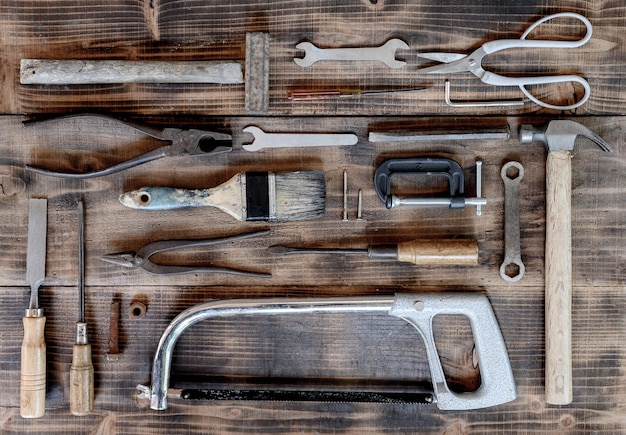 Equipos de carpintería vintage para bricolaje y herramientas de trabajo para carpintería y artesanía. Concepto del día del trabajo con fondo plano de madera.