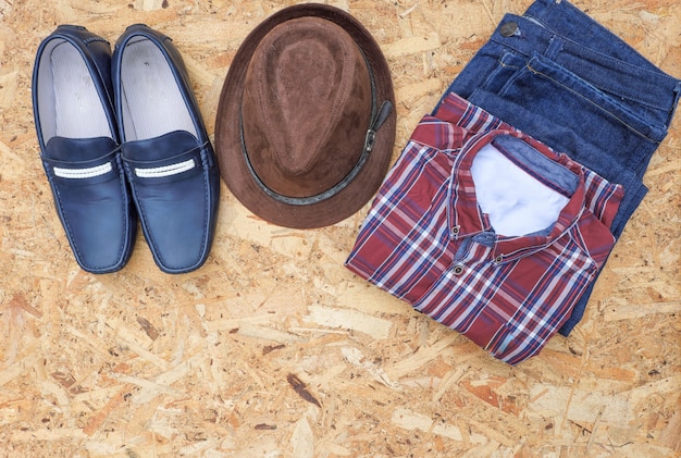 Foto los equipos casuales de los hombres con los accesorios de cuero en el fondo de madera, concepto de la moda.