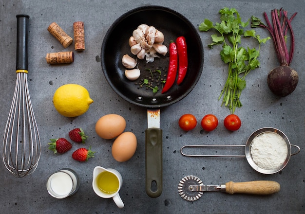 Equipos de cocina y materias primas sobre concreto