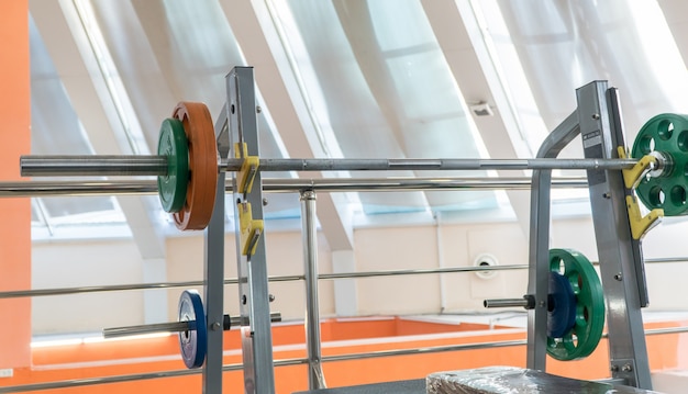 Equipos deportivos y pesas en el gimnasio.