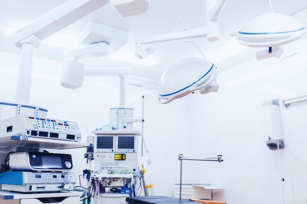 Equipos y dispositivos médicos en el filtro azul híbrido de la sala de operaciones, Procedimientos quirúrgicos, la sala de operaciones del futuro