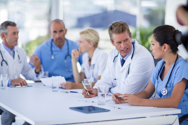 Equipos de doctores trabajando juntos