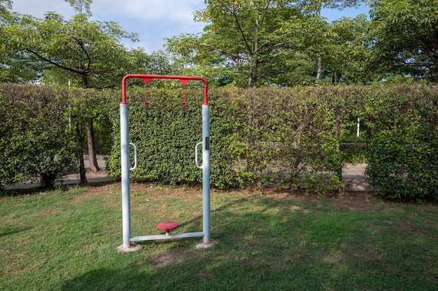 Equipos de fitness en el césped del parque