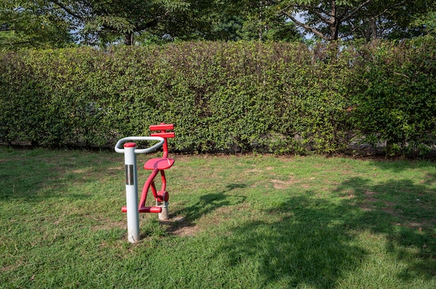 Equipos de fitness en el césped del parque