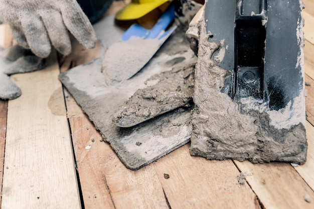 Equipos y herramientas para la construcción de edificios sobre fondo de madera. Día del trabajo y concepto de trabajador.