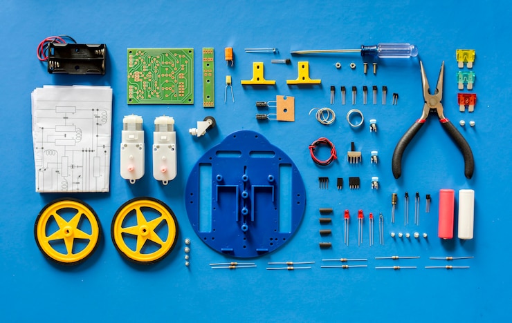 Foto equipos de herramientas electrónicas aplanadas sobre fondo azul.