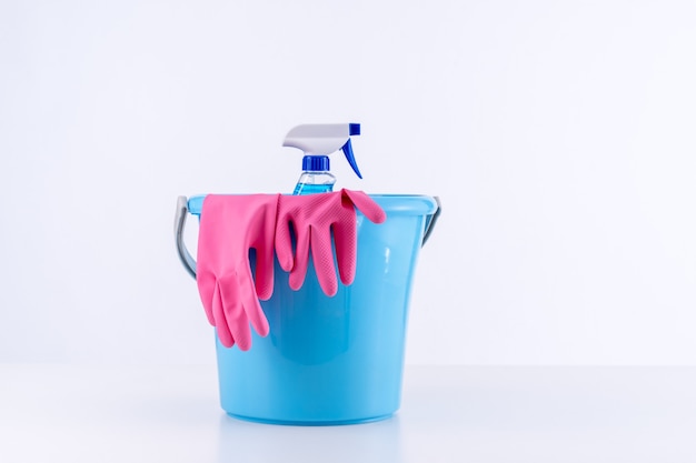 Equipos de herramientas de productos de limpieza, concepto de limpieza, servicio de limpieza profesional, suministros de kit de tareas domésticas