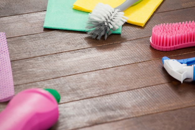 Equipos de limpieza dispuestos sobre suelo de madera.