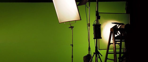 Equipos de luz de estudio para fotos o videos de películas. Juego de luces para fotografía profesional y fondo de pantalla. Proyector y Foco LED para producción de video. La configuración incluye caja de luz de puerta de granero.