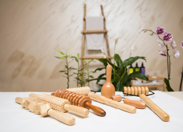Foto equipos de madera para masajes anticelulíticos de maderoterapia