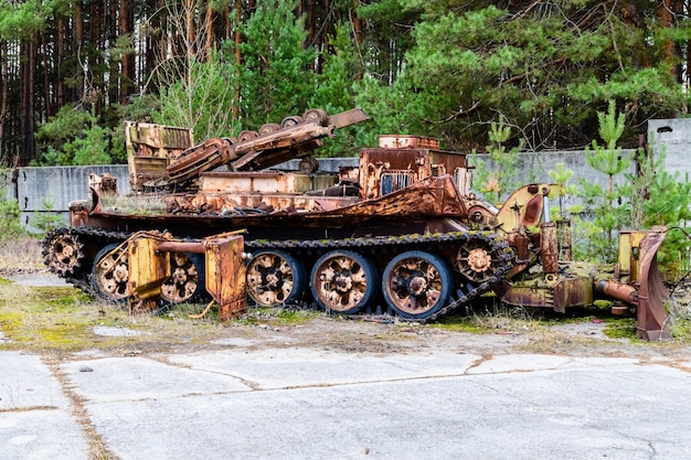 Equipos y maquinaria abandonados en la zona de exclusión de Chernobyl Ucrania