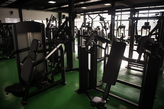 Equipos y máquinas en el moderno gimnasio Fitness Center