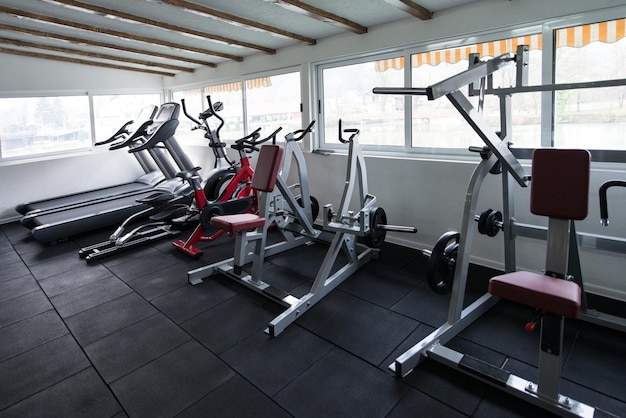 Foto equipos y máquinas en el moderno gimnasio fitness center