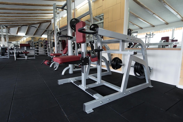 Equipos y máquinas en el moderno gimnasio Fitness Center