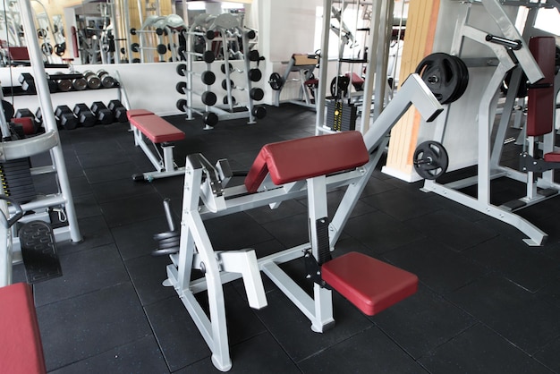 Equipos y máquinas en el moderno gimnasio Fitness Center