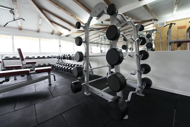 Equipos y máquinas en el moderno gimnasio Fitness Center