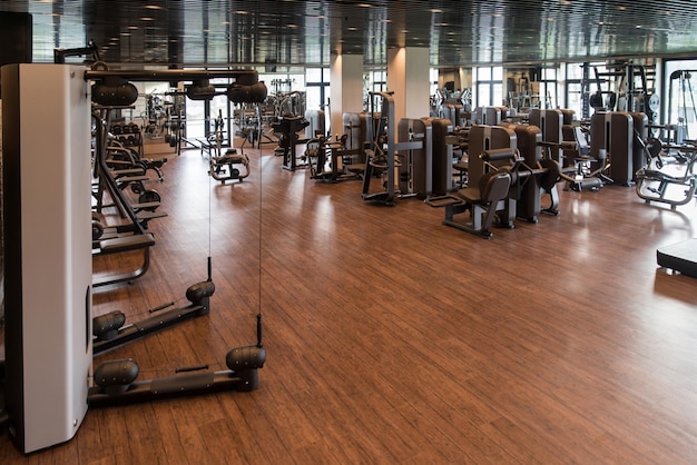 Foto equipos y máquinas en el moderno gimnasio gimnasio