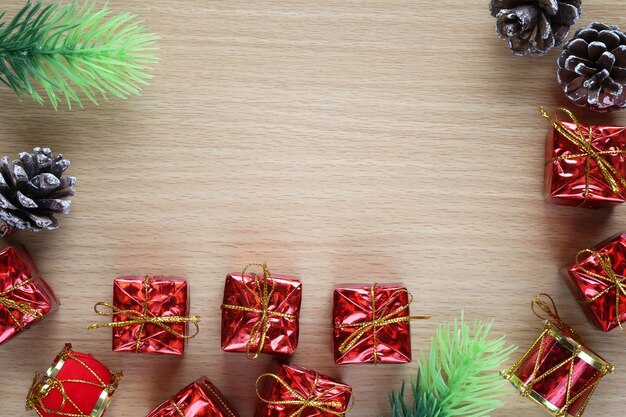 Equipos de navidad sobre suelo de madera y tienen espacio de copia.