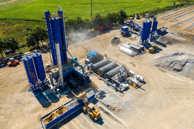 Equipos para la producción de cemento asfáltico y hormigón Planta de hormigón Torre alta de una planta de asfalto Producción nociva Una mezcla de betún y grava una máquina mezcladora Vista aérea