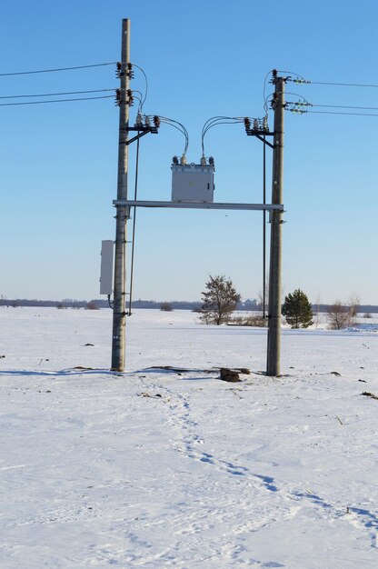 Equipos de red eléctrica en el campo de invierno.