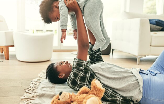 Er bringt so viel Glück Aufnahme eines entzückenden kleinen Jungen zu Hause