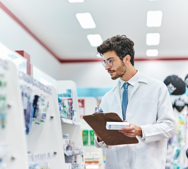 Er hat die Medikamente auf Lager, die Sie brauchen Aufnahme eines Apothekers, der in einer Apotheke arbeitet